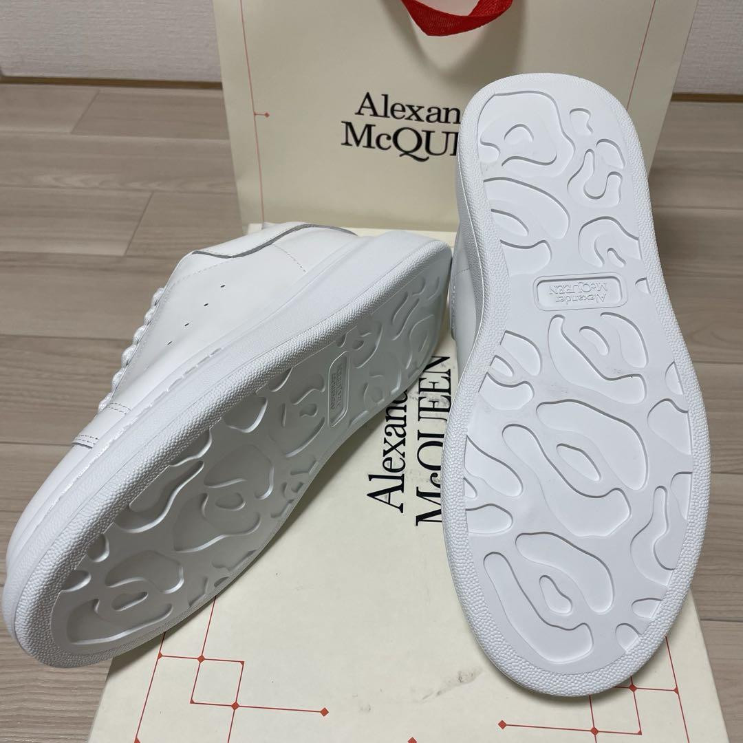 Authentic new Alexander McQueen 40 25cm white x white