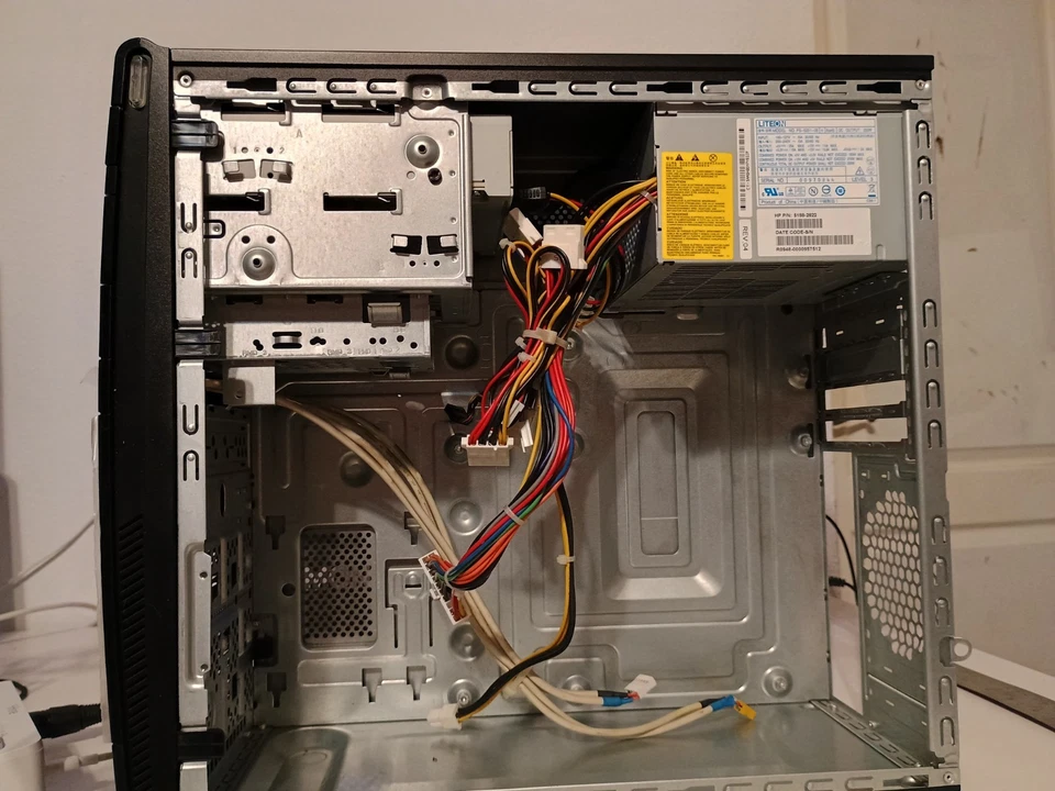 Estuche para computadora de escritorio mATX con fuente de alimentación de 250 W y unidad óptica Foto 3 de 3