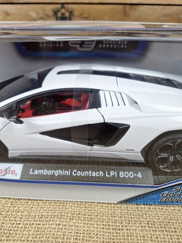 MAISTO 1:18 Scale - Lamborghini Countach LPI 800-4 in White - Diecast Model Car - Picture 3 of 10