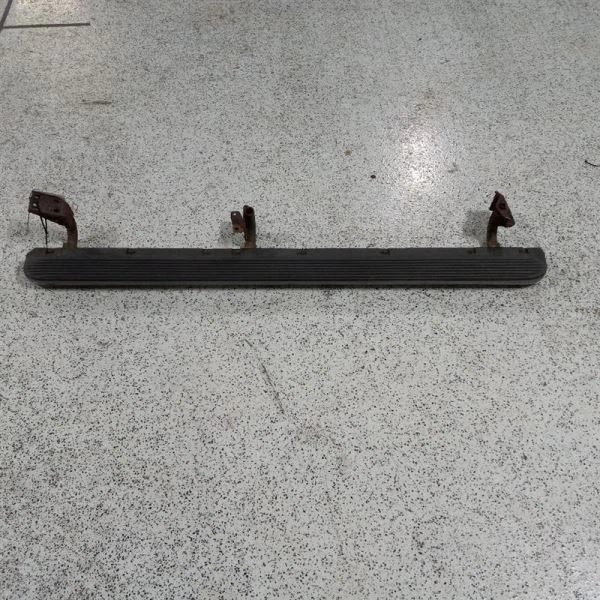 Nissan Pathfinder 2004 estribo lateral derecho Foto 3 de 4