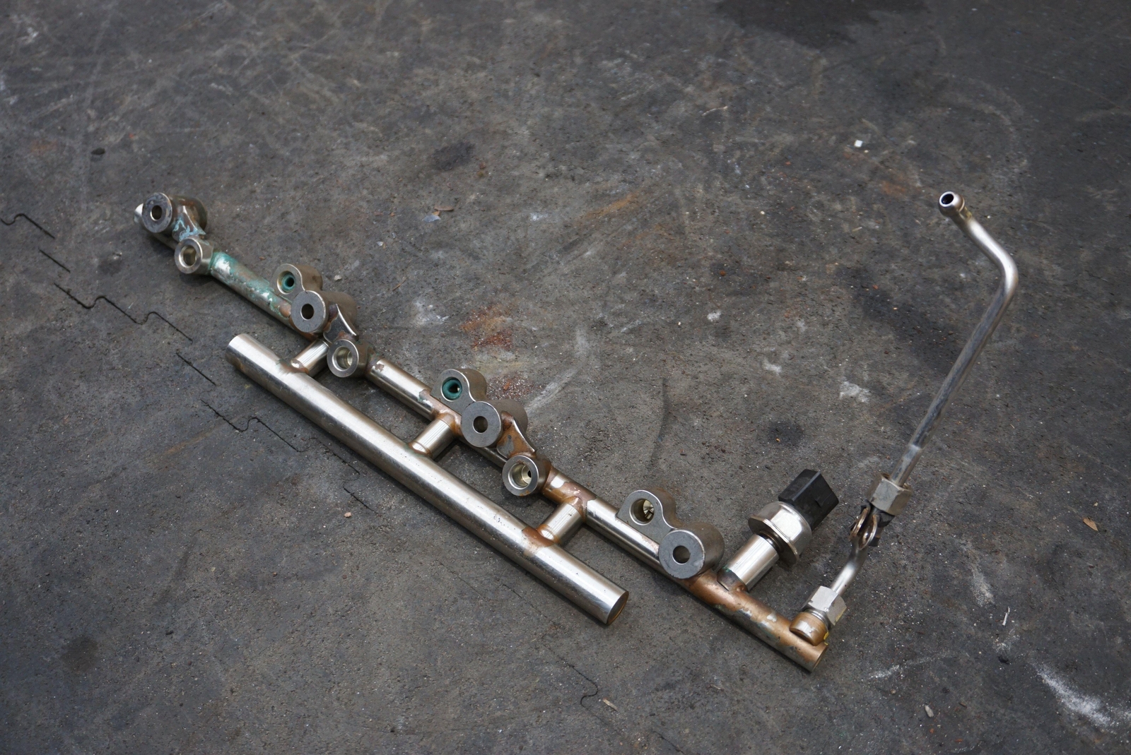 Right High Pressure Fuel Injection Rail Pipe 07P133316D Bentley Bentayga 2016-20