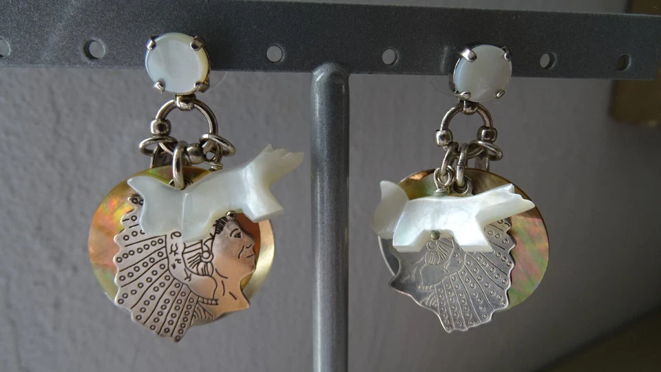 Boucles d'oreilles Réminiscence,thème "le loup",nacre blanche,argenté,pendantes - Photo 4/4