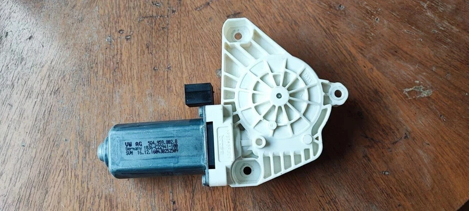 Original Fensterhebermotor vorne rechts Audi VW Passat/Golf/Artion.. 5Q4959802B - Bild 2 von 3