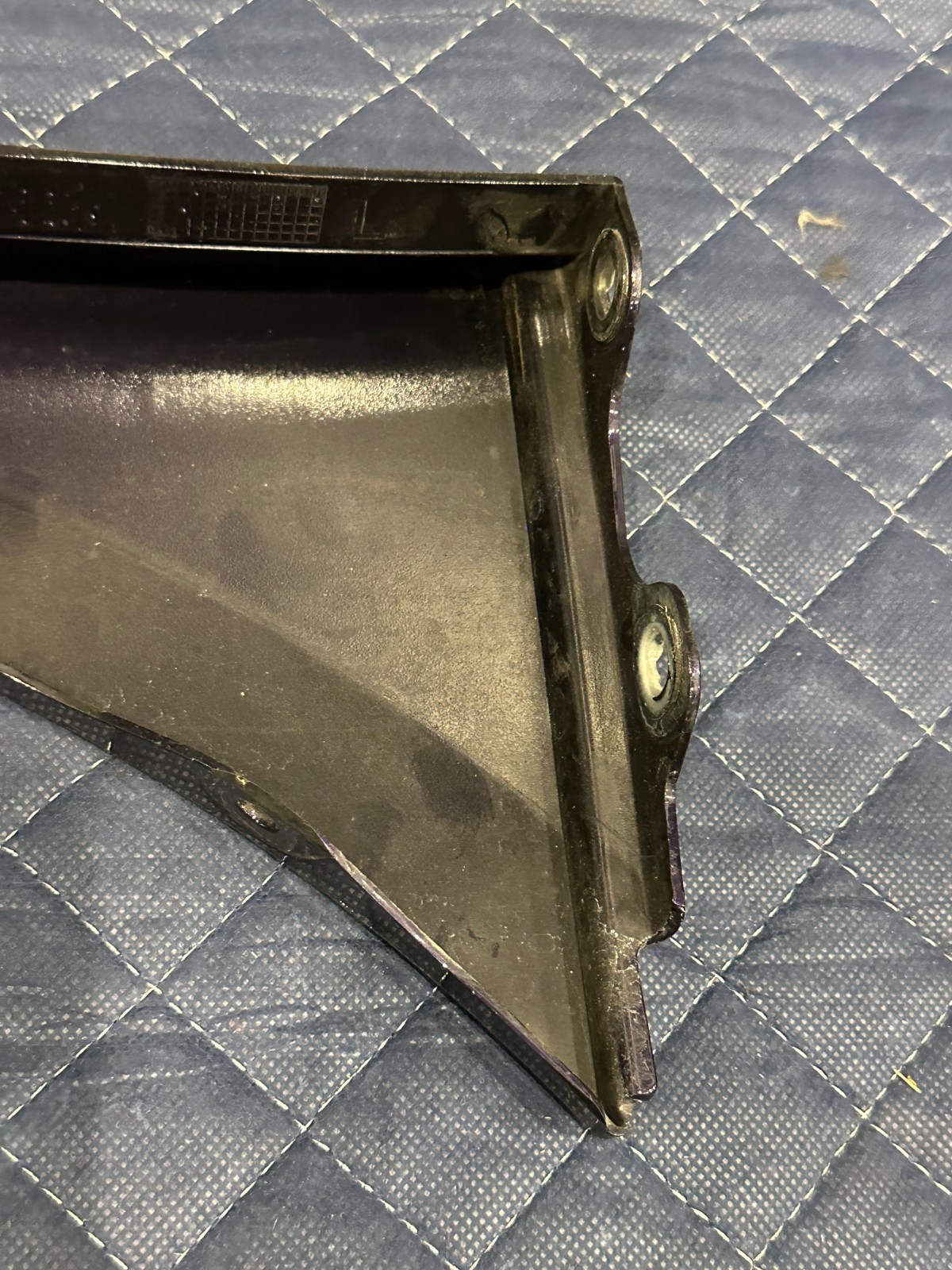 2014 AUDI R8 OEM DRIVER LEFT FENDER GARNISH PANEL TRIM W/ BRACKET & FOAM
