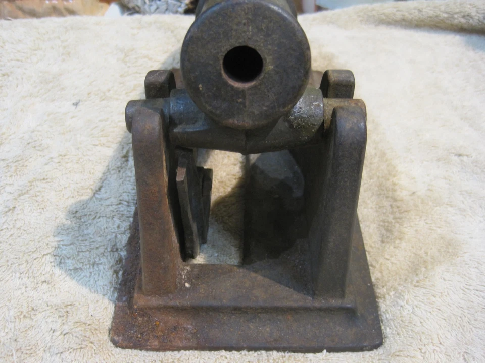 Antiguo cañón de saludo/señal Dewey Foto 3 de 4