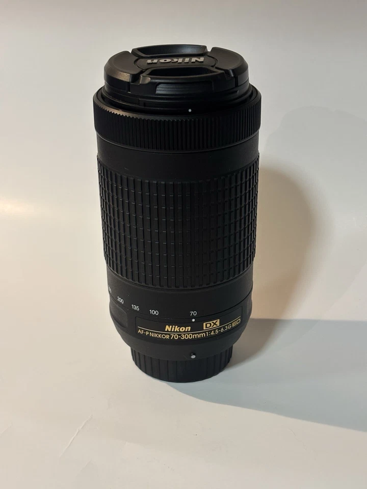 Nikon Nikkor AF-P 70-300 mm f/4,5-6,3G ED DX con tapas de lentes Foto 2 de 4