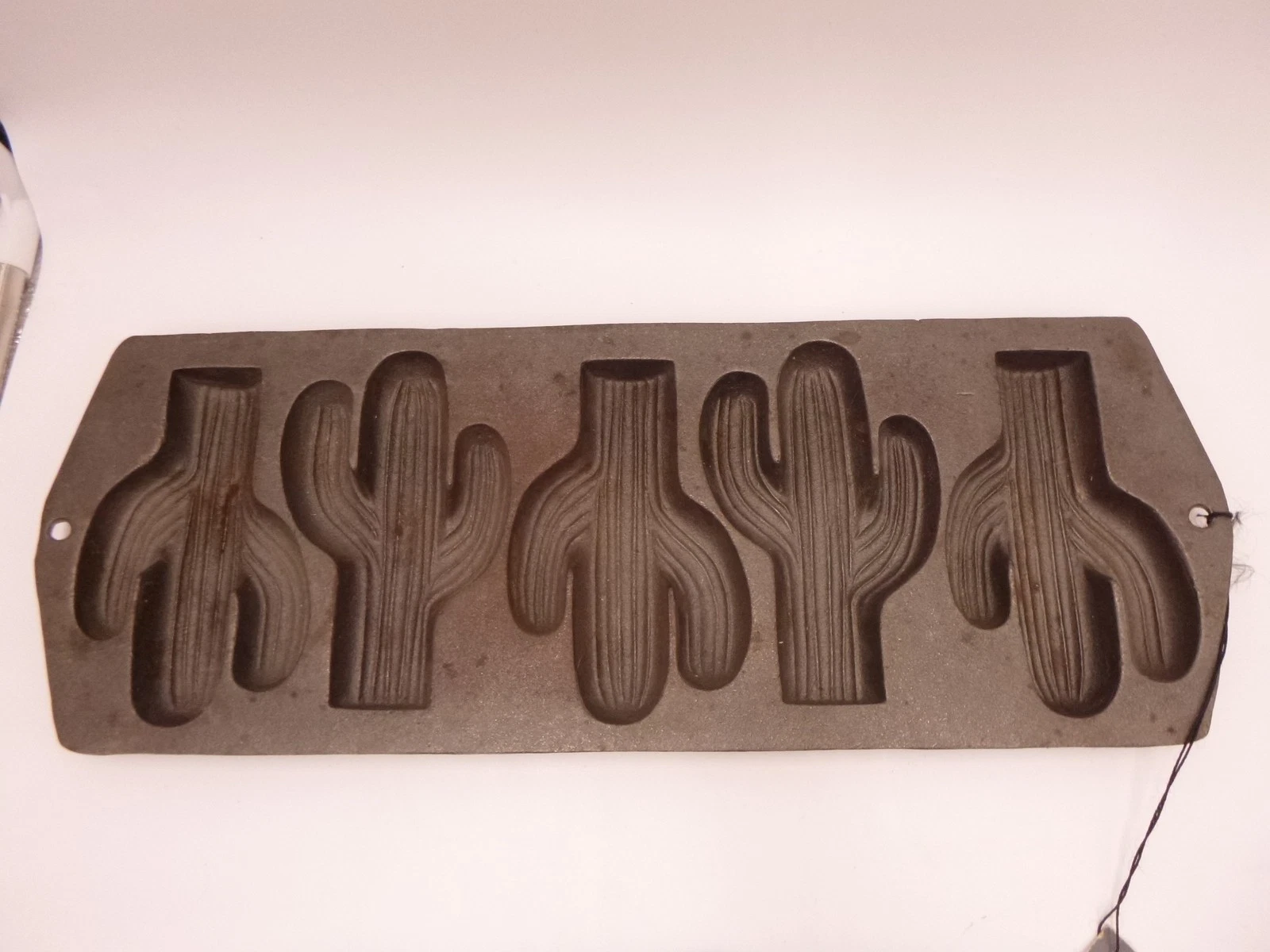 Lodge Heirloom Bakeware Cactus Mold Cast Iron Corn bread 5CP2 MWT