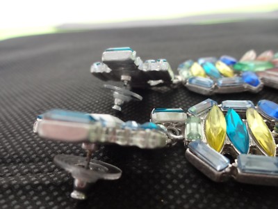 Boucle D'oreille Pendante Imposante Multicolore Avec Strass Baguettes - Métal Argenté, Occasion