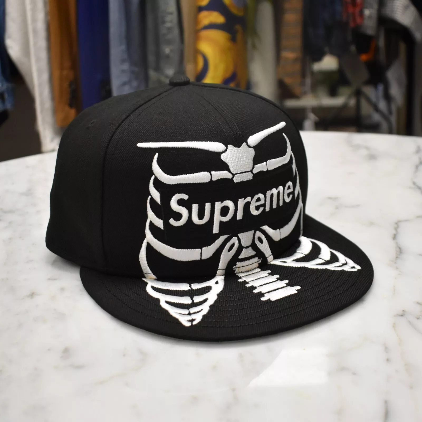 Casquette chapeau squelette os logo boîte noire Supreme New Era 7 1/4 SS25 AUTHENTIQUE neuve avec étiquette