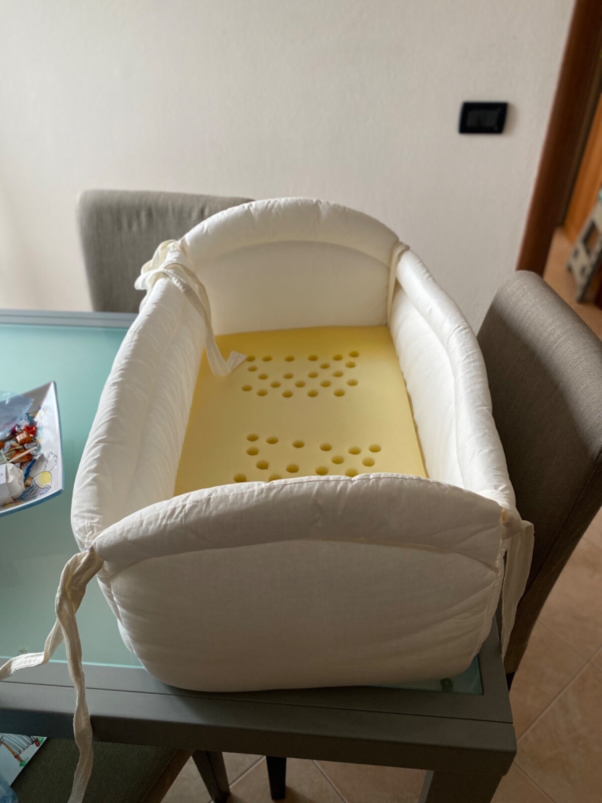 Riduttore imbottito lettino neonato, dimensioni L 70, H 33, P 44. Con materasso.