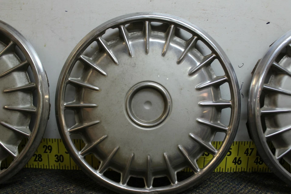 Juego de 4 tapacubos de 14" cubiertas de rueda OEM 14035323 1982-85 Chevrolet Camaro (2077) Foto 4 de 4