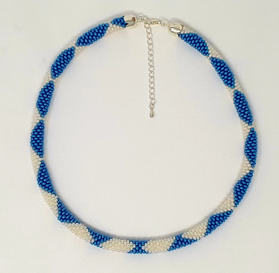 Gehäkelte Perlenkette Rautenmuster, hellblaue & weiße Rocallisperlen, Handarbeit - Bild 3 von 4