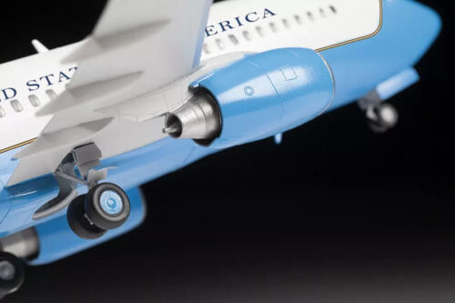 Boeing 737-700 C-40B passenger airliner Model Kit 1/144, Zvezda 7027 - Picture 5 of 6