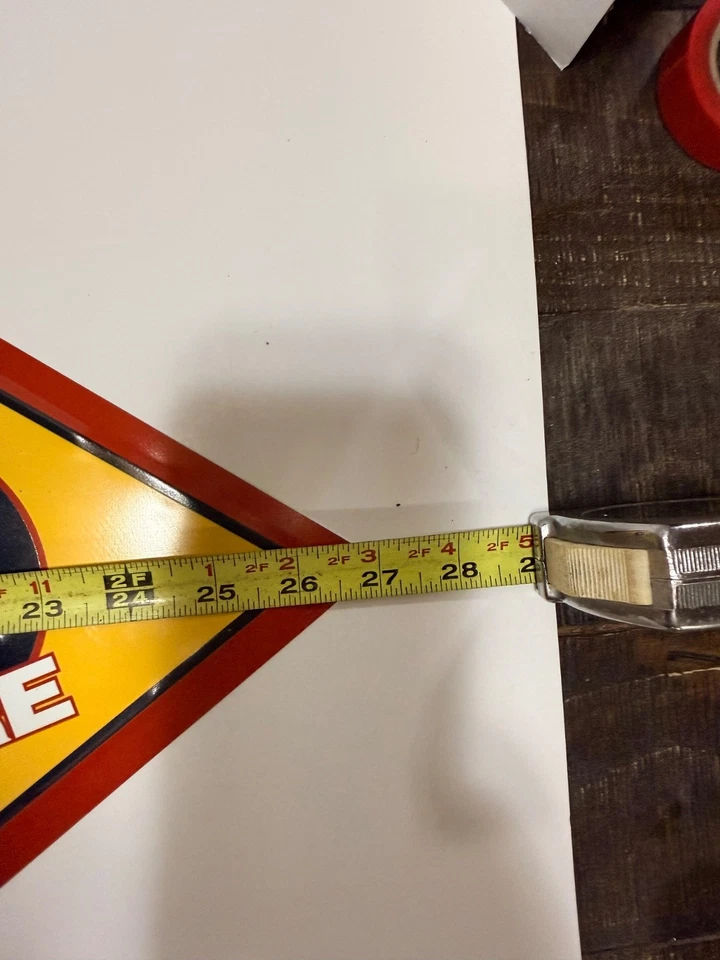 Placa de lata Pepsi-Cola 5¢ flecha em relevo 28" x 8" vermelha/amarela – gelada - Imagem 3 de 4