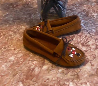 New Minnetonka Women's Thunderbird Brown Suede Moccasin Size 6, $79.99