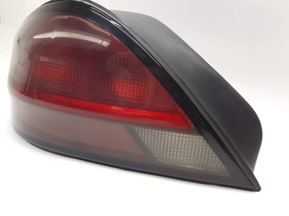 Luz trasera de freno Pontiac Grand AM 1999-2005 LADO DEL CONDUCTOR OEM Foto 3 de 4