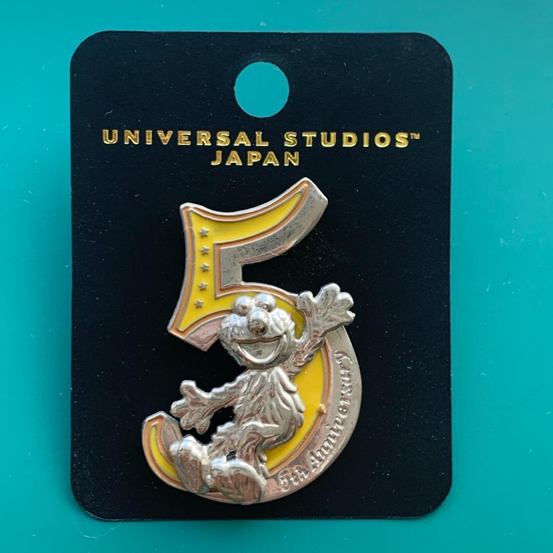 USJ クリスマス エルモ ピンバッチ USJ 5th Anniversary Limited Pin Badge Sesame Street Elmo | eBay