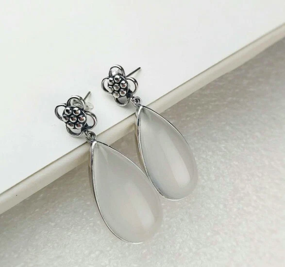 T09 Orecchini A Goccia In Calcedon Bianco Con Fiore In Argento Sterling 925 - Immagine 2 di 4