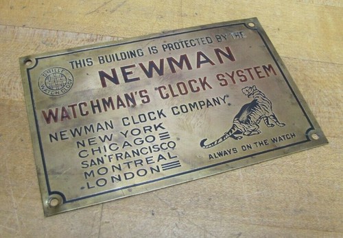 SISTEMA DE RELOJ DE CABALLERO PROTEGIDO POR NEWMAN Letrero de placa de identificación publicitaria de latón antiguo - Imagen 10 de 12