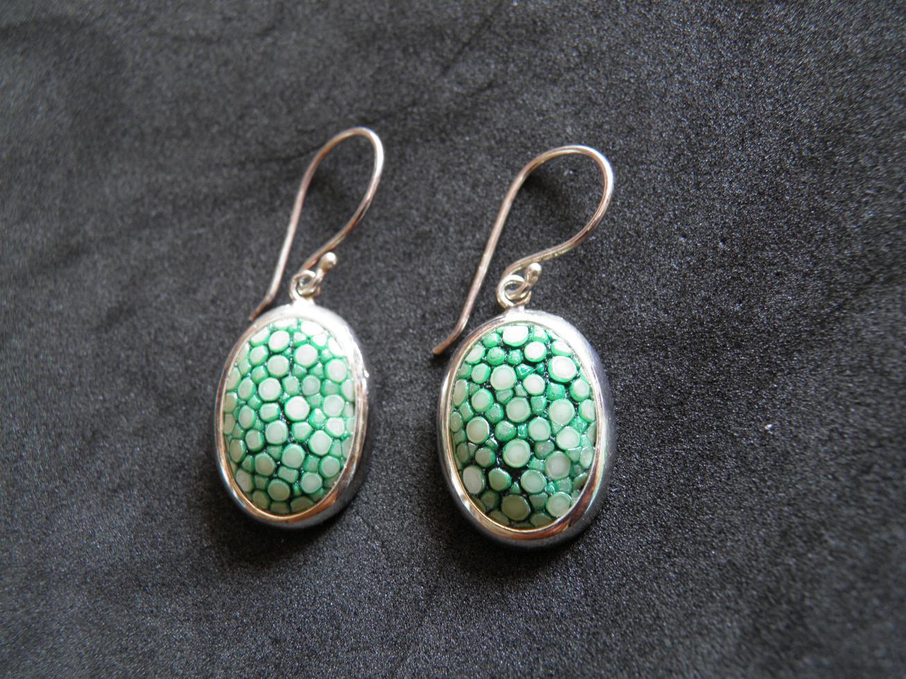 Boucles d'oreilles ovales vert pomme galuchat argent 925 : finis les bijoux ternes et allergisants