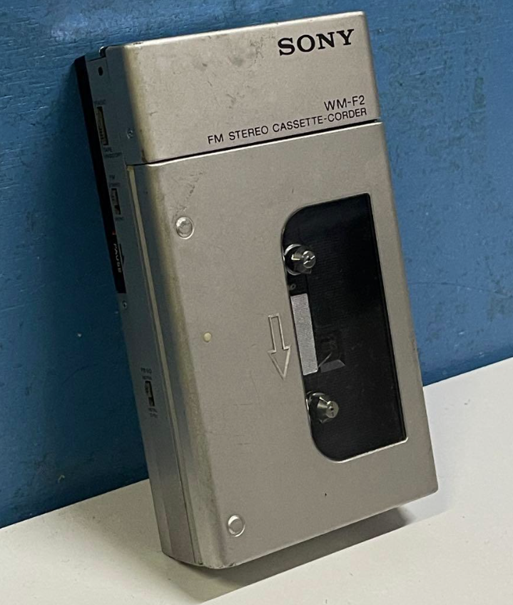 SONY WM-F2 FMステレオカセットコーダー　通電のみ SONY WM-F2 FM STEREO CASSETTE CORDER WALKMAN Silver 20mW+20mW DC3V