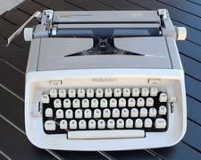 Vintage 60's Royal Safari manual typewriter.   Works, needs attention.  Read thumbnail