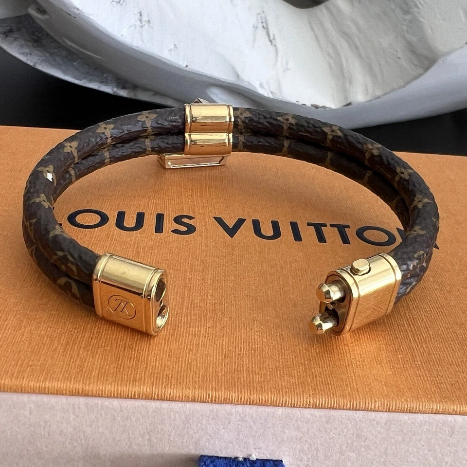 Louis Vuitton Auténtico Monograma Doble Envoltura Pulsera con Dije Foto 4 de 4