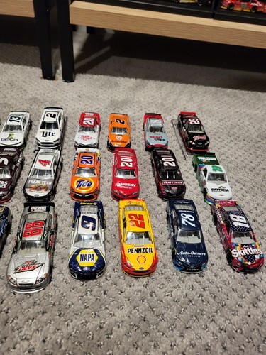 153 Nascar Diecast 1:64 - Picture 15 of 24