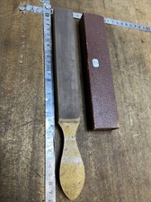 N.1 Outil De Barbier, ancien aiguiseur-affutoir coupe chou, rasoir