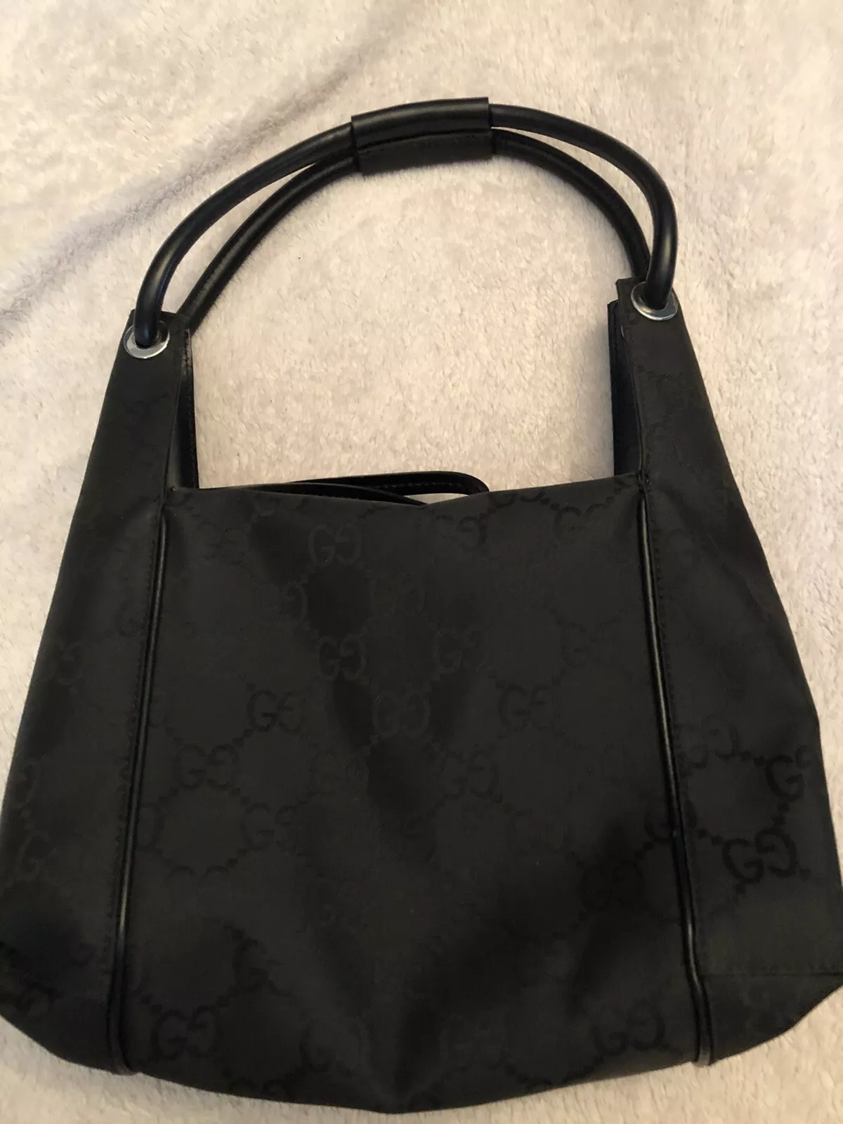 Sac à main toile noire Gucci. Excellent état d'occasion avec sac à poussière