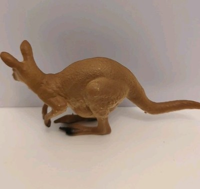 Outback Steakhouse Kangaroo with Joey Figurine 5in Limited Edition EUC