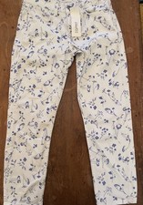 Esprit schicke Capri Hose, weiß mit blauen Blumen, Größe 27/24