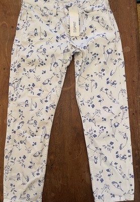 Esprit schicke Capri Hose, weiß mit blauen Blumen, Größe 26/24