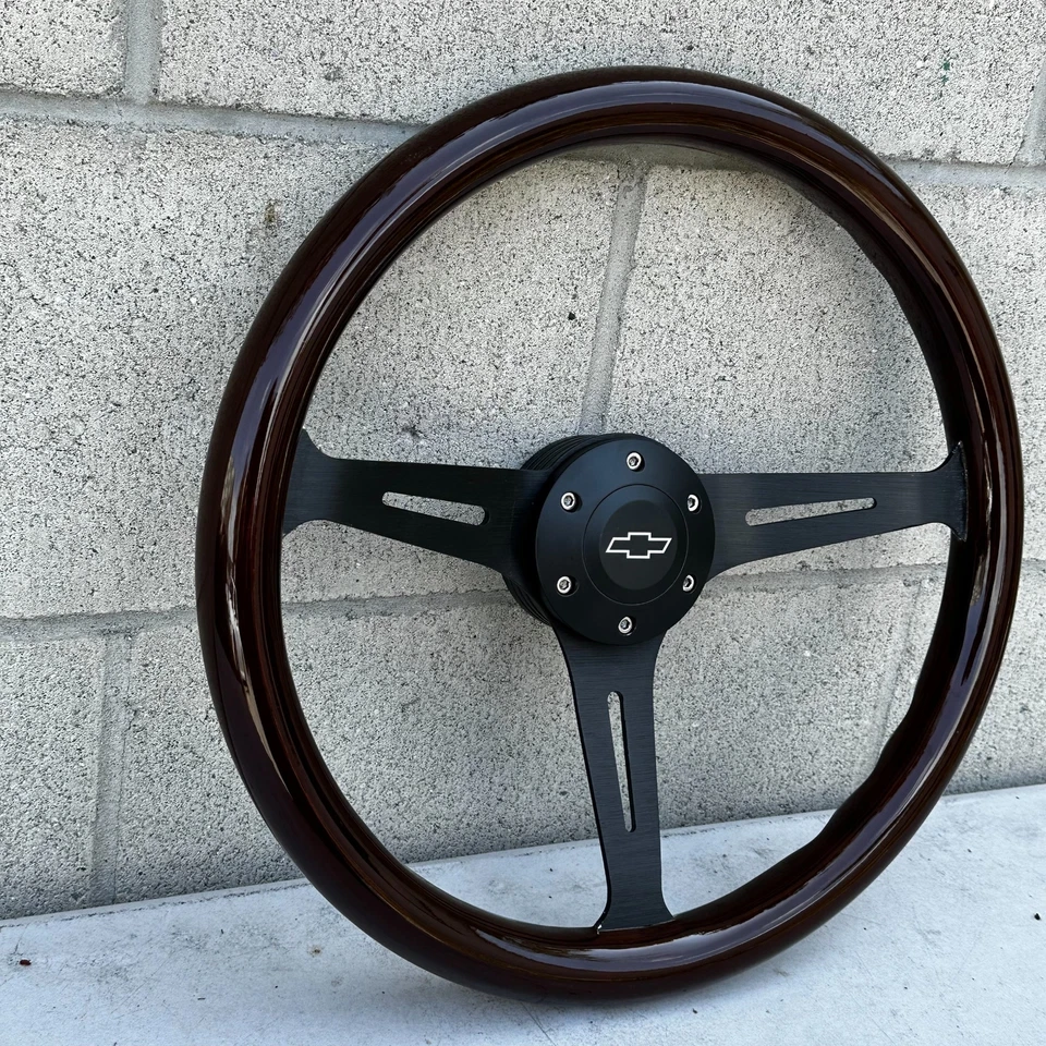 Volante negro de 15" con empuñadura de madera y botón oficial de bocina Chevy - 6 orificios Foto 2 de 4