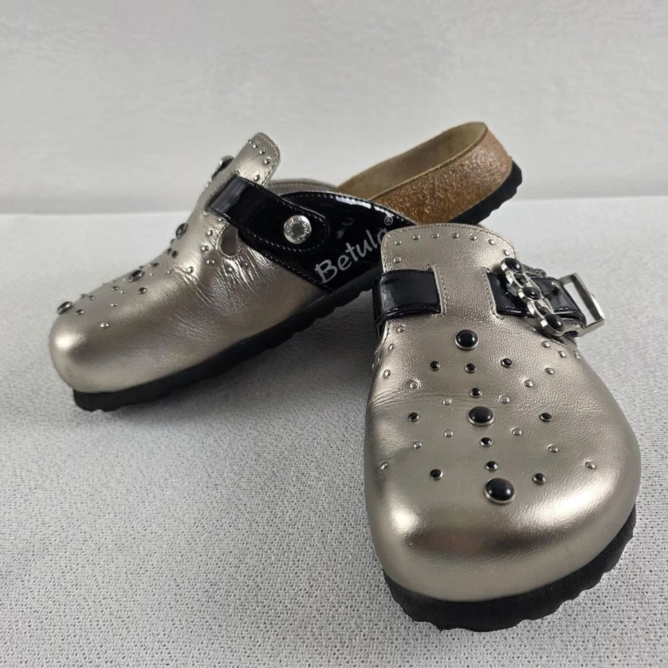 Zapatos zuecos Boston Betula by Birkenstock de cuero plateado con hebillas tachonadas 37/6-6,5 Foto 4 de 4