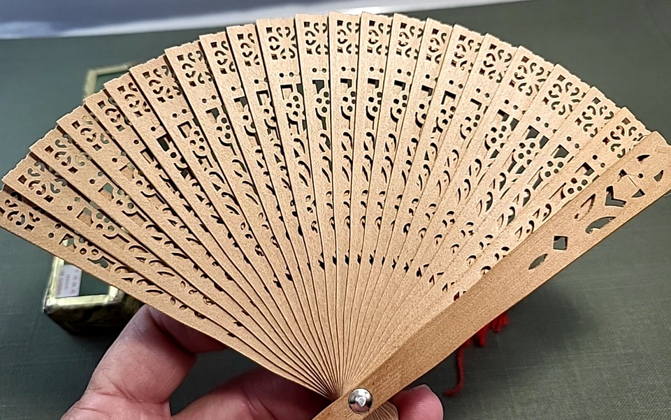 Ventilador de mão vintage de madeira design esculpido na caixa original com tampa de vidro - Imagem 3 de 4