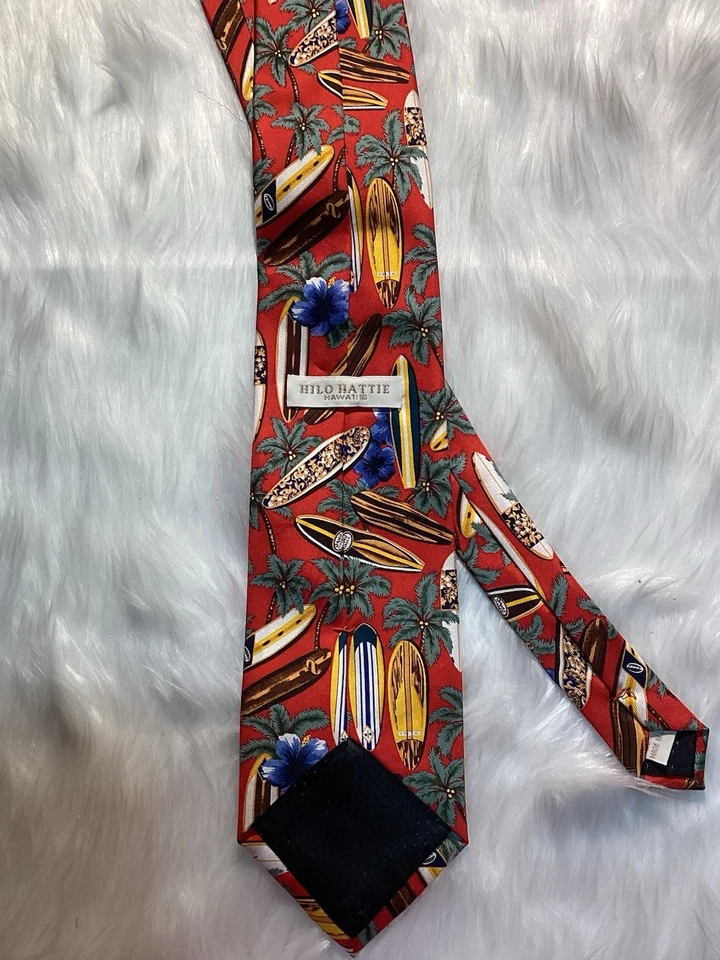Corbata de seda roja Hilo Hattie tablas de surf hawaianas estampado de palmeras Foto 3 de 4
