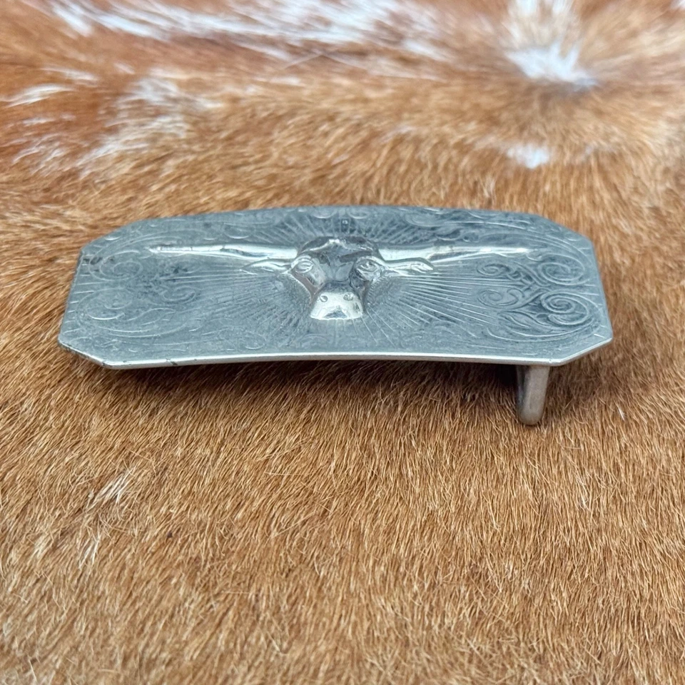 Hebilla de cinturón de metal con diseño de desplazamiento de cuerno largo enchapado en tono plateado vintage Foto 3 de 4