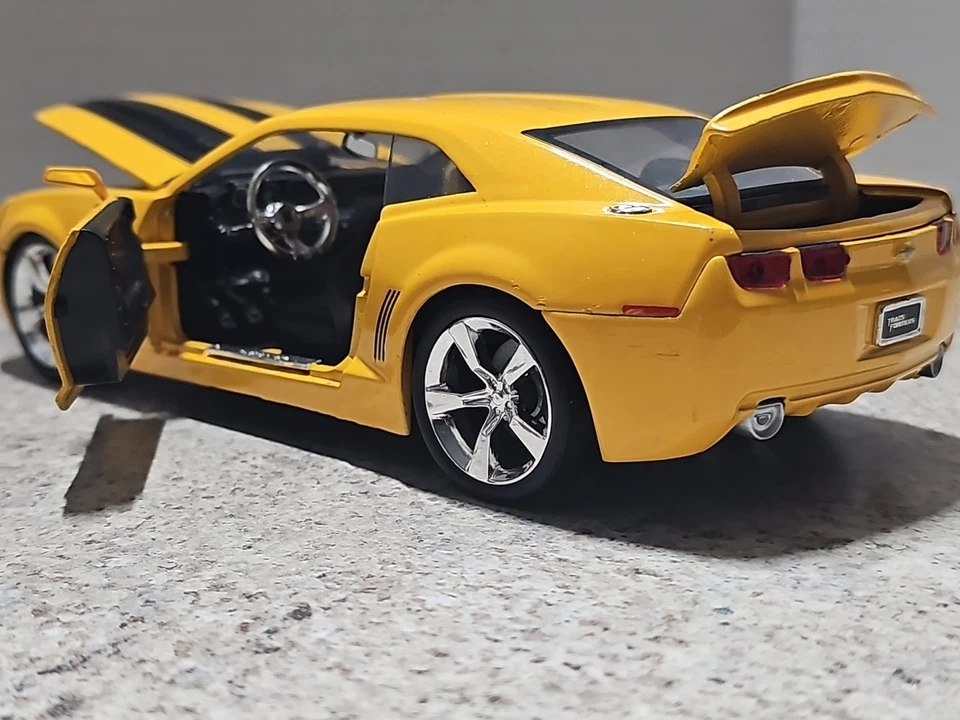 Jada Transformers 2006 Chevrolet Camaro Bumblebee 1:24 Scale Diecast Car - Image 3 of 4