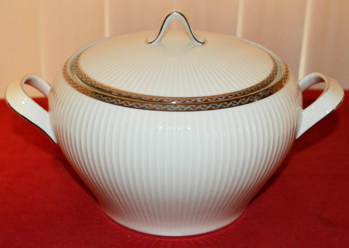 英国製   【covered vegetable】 Round Covered Vegetable, (Pattern 6276) Thomas Brand By Rosenthal