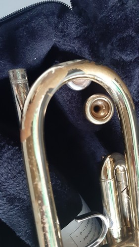 Bach USA TR300 Student trumpet F78644 with 2 mouthpieces 16C4-GP - Picture 4 of 11