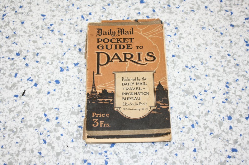 DAILY MAIL - POCKET GUIDE TO PARIS WITH FOLDOUT MAP