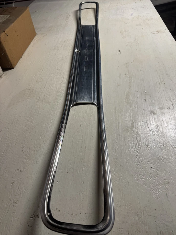 Panel de ajuste de luz trasera Dodge Coronet Super Bee 1970 moldeado Foto 3 de 4