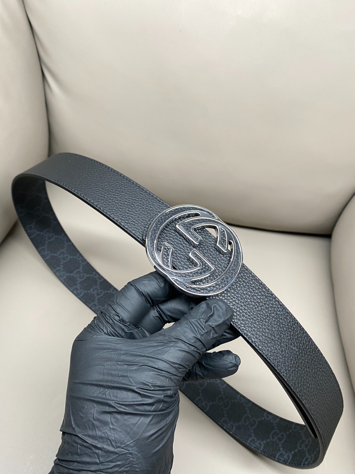 Authentic Gucci Reversible Leather Belt in Classic Design