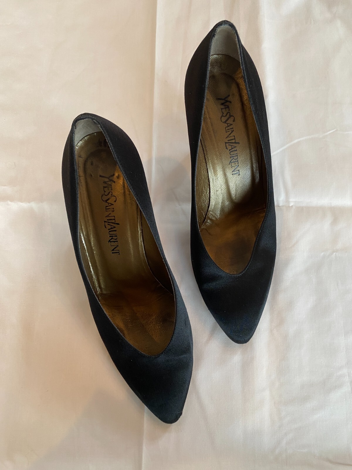 Scarpe con tacco Yves Saint Laurent YSL décolleté nere in raso da donna taglia 9M