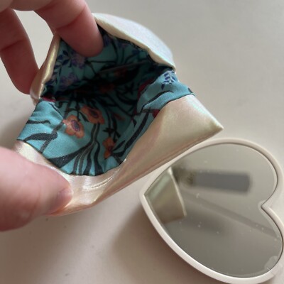Gucci Beauty Heart Mirror in Silky Pouch Bag Gucci Beauty Heart Mirror in Silky Pouch Bag | eBay main image 4