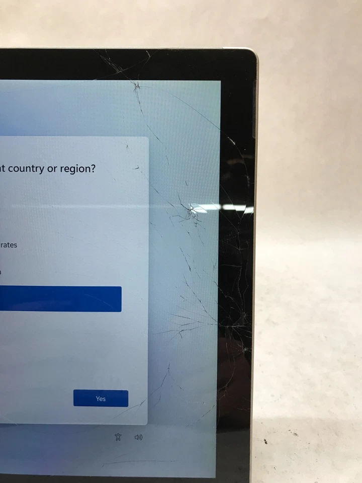Microsoft Surface Pro 4 1724 i5 4GB RAM 128GB SSD Windows 11 *CRACKED* AS IS -DW - Image 3 of 4