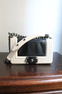 Chanel sac à main modèle Boy 20 cm en veau glacé noir et ivoire - Photo 1/4