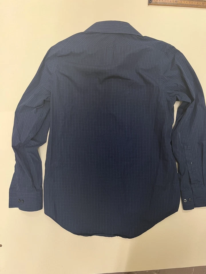 Camisa de vestir mediana Calvin Klein para hombre Camisa ajustada con botones azul marino Foto 4 de 4