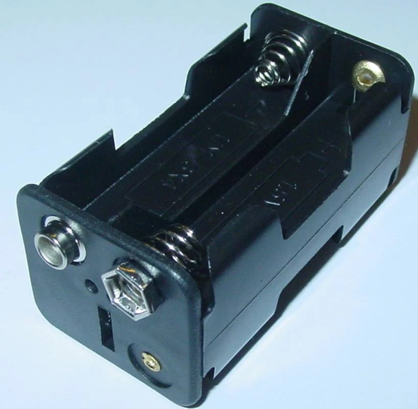 UNI Batteriekasten/Halter für 4 x Mignon AA 6V/4,8V, mit Druckknopfanschluß, D69 D